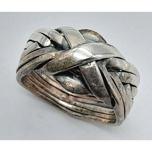 807 - A STERLING SILVER PUZZLE RING. 7G TOTAL WEIGHT. SIZE O. Ref: SC 1073