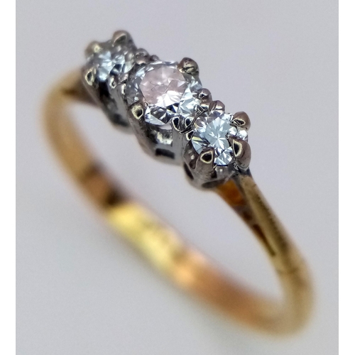 422 - AN 18K YELLOW GOLD & PLATINUM VINTAGE DIAMOND 3 STONE RING 0.25CT. 2.2G TOTAL WEIGHT. SIZE N. Ref: A... 