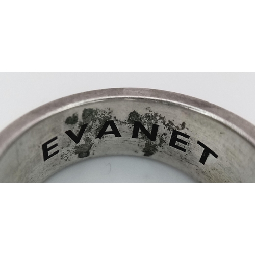 632 - A STERLING SILVER CURB LINK RING BY EVANET. 27.35G TOTAL WEIGHT. SIZE R. Ref: SC 1072