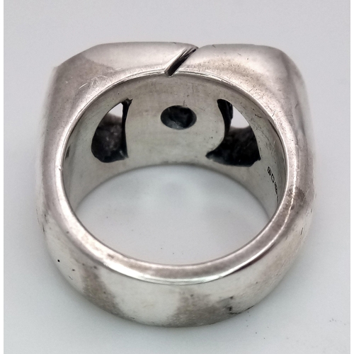 632 - A STERLING SILVER CURB LINK RING BY EVANET. 27.35G TOTAL WEIGHT. SIZE R. Ref: SC 1072