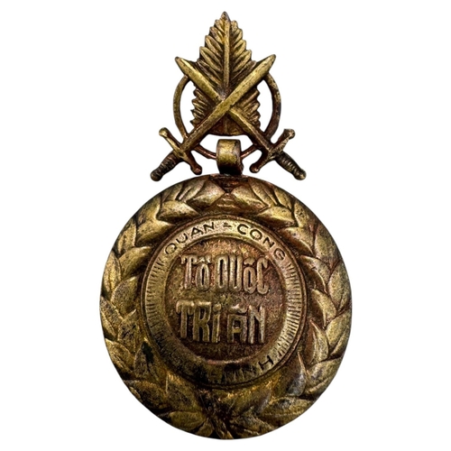 1118 - A Vietnam war era South Vietnam Armed Forces Medal of Honor.
Gold-toned metal exterior with embossed... 