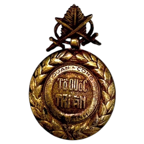 1118 - A Vietnam war era South Vietnam Armed Forces Medal of Honor.
Gold-toned metal exterior with embossed... 