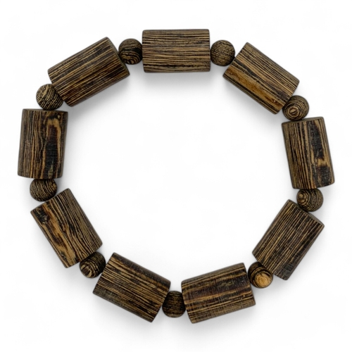 1149 - A vintage Natural Agarwood Bead Bracelet.
The natural agarwood fragrance is well known for its purpo... 