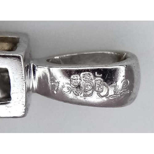 394 - AN 18K WHITE GOLD DIAMOND SET CROSS 1.55G TOTAL WEIGHT. APPROX. 1.1CM IN WIDTH AND 2CM IN LENGTH. Re... 