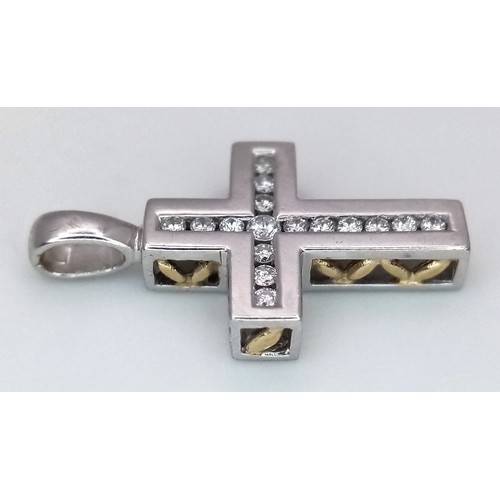 394 - AN 18K WHITE GOLD DIAMOND SET CROSS 1.55G TOTAL WEIGHT. APPROX. 1.1CM IN WIDTH AND 2CM IN LENGTH. Re... 