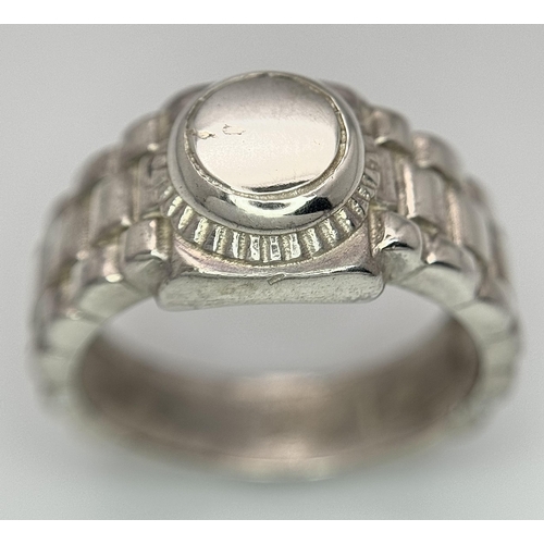 899 - A STERLING SILVER ROLEX STYLE RING. 8.53G TOTAL WEIGHT. SIZE R. Ref: 8111