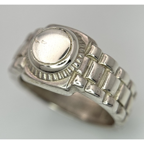 899 - A STERLING SILVER ROLEX STYLE RING. 8.53G TOTAL WEIGHT. SIZE R. Ref: 8111