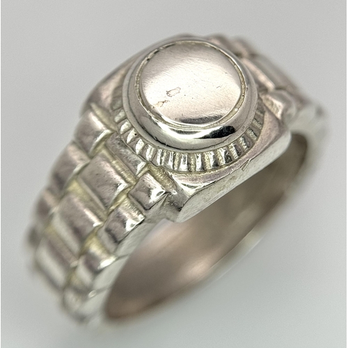 899 - A STERLING SILVER ROLEX STYLE RING. 8.53G TOTAL WEIGHT. SIZE R. Ref: 8111