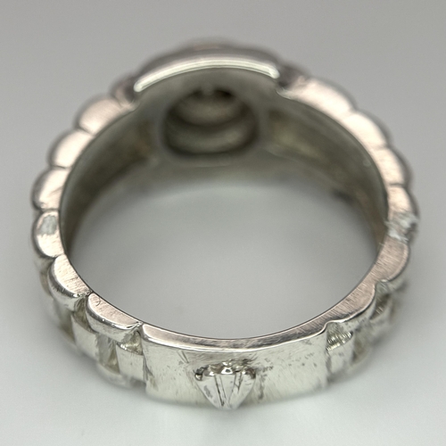 899 - A STERLING SILVER ROLEX STYLE RING. 8.53G TOTAL WEIGHT. SIZE R. Ref: 8111