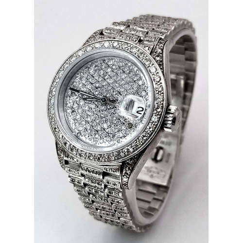 153 - An 18 K white gold, ladies ROLEX DATEJUST OYSTER PERPETUAL watch, covered with round cut diamonds th... 