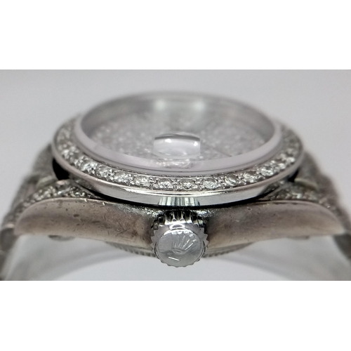 153 - An 18 K white gold, ladies ROLEX DATEJUST OYSTER PERPETUAL watch, covered with round cut diamonds th... 