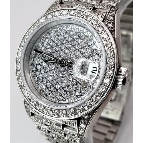 153 - An 18 K white gold, ladies ROLEX DATEJUST OYSTER PERPETUAL watch, covered with round cut diamonds th... 