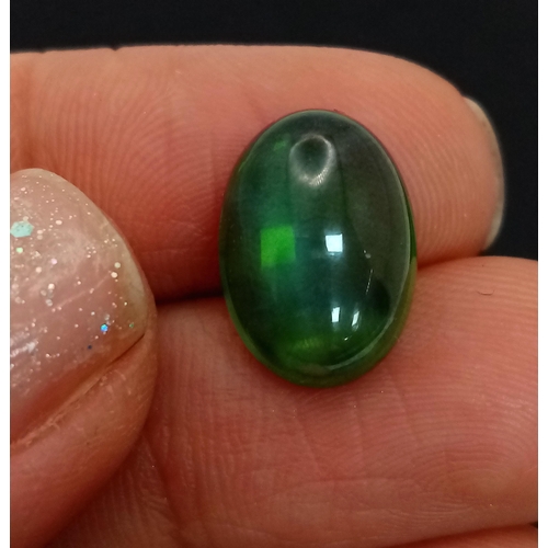 174 - An extremely rare, six-ray, GREEN STAR SAPPHIRE! The oval cabochon has a weight of 9.20 carats and d... 