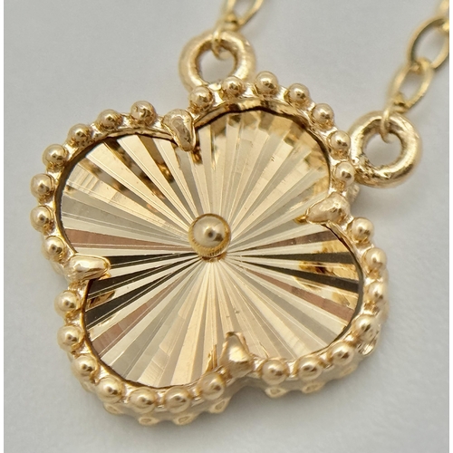 358 - An 18K Gold Attached Clover Pendant on an 18K Gold Disappearing Necklace. 12mm and 42cm. 2.7g