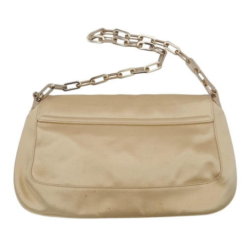 412 - A Gucci Satin Chain Shoulder Bag. Beige satin exterior with a silver-tone chain-link strap. Flap ope... 