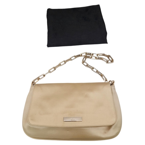 412 - A Gucci Satin Chain Shoulder Bag. Beige satin exterior with a silver-tone chain-link strap. Flap ope... 