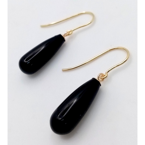 526 - A Pair of 9K Yellow gold Onyx Teardrop Earrings. 2cm