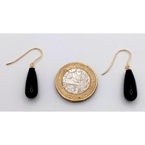 526 - A Pair of 9K Yellow gold Onyx Teardrop Earrings. 2cm