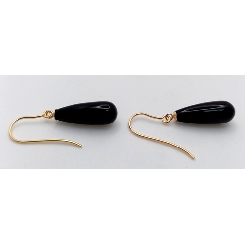 526 - A Pair of 9K Yellow gold Onyx Teardrop Earrings. 2cm