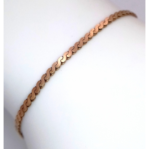 470 - A 9K Gold Crossover-Link Bracelet. 20cm. 3.2g