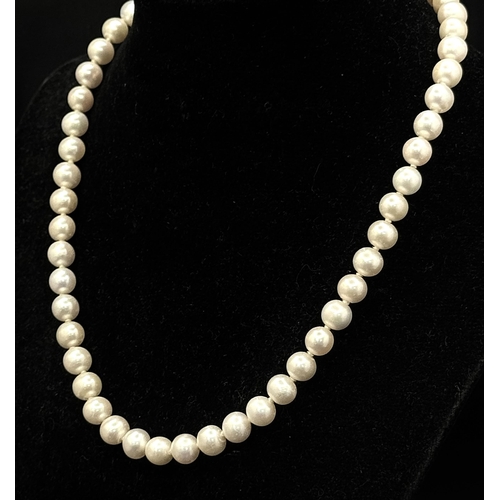 532 - A Cultured Pearl Necklace with a 9K Gold Clasp. 38cm. Ref: 20864