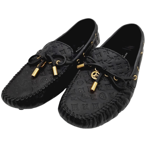 559 - A pair of Louis Vuitton Empreinte Gloria Loafers. Made from black leather with embossed LV monogram,... 