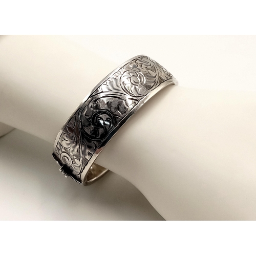 1406 - A Vintage Hallmarked 1945 Silver Scroll Detail Clip Lock Bangle. 5.8cm Inner length. Gross Weight 30... 