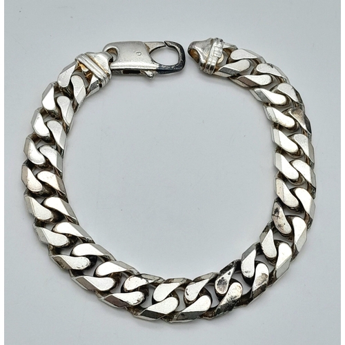 1547 - A STERLING SILVER CURB BRACELET 53.3G IN WEIGHT. APPROX. 21CM IN LENGTH. Ref: SC 1071