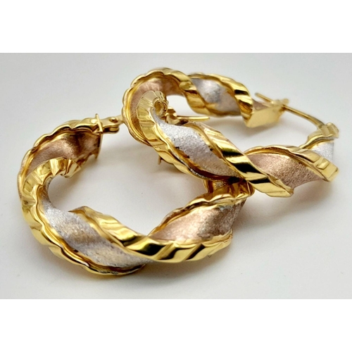 1400 - A PAIR OF 9K 2 COLOUR TWIST HOOP EARRINGS 2.5CM DIAMETER 2.6G. REF: SH1772I