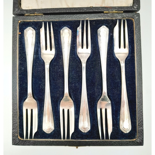 444 - A WW1 Royal Flying Corps Officers Mess Silver Plated Fish Forks in original case.