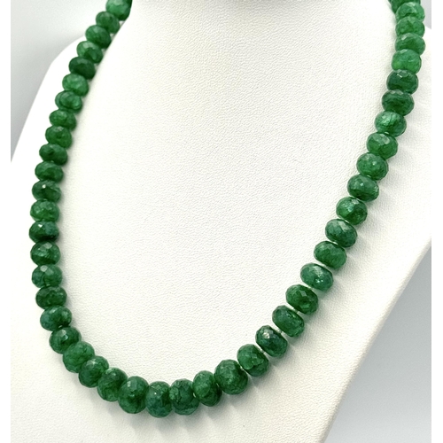 589 - A Faceted Graduated Emerald Rondelle Gemstone Necklace. 
40cm. Silver clasp. CD-1665