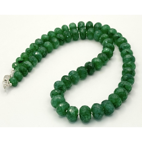 589 - A Faceted Graduated Emerald Rondelle Gemstone Necklace. 
40cm. Silver clasp. CD-1665