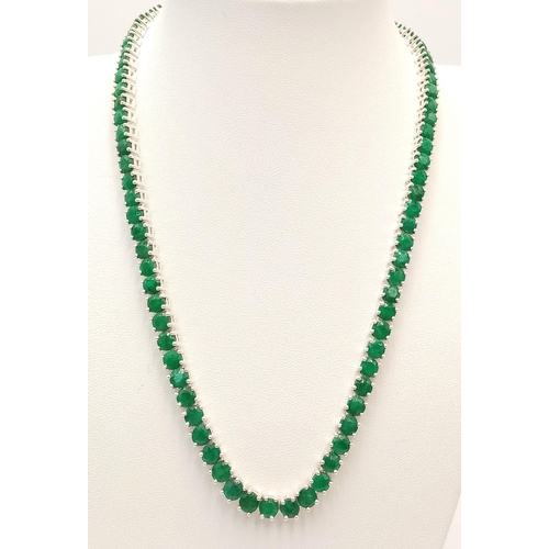 1375 - A 925 silver emerald gemstone tennis necklace. Round-cut emerald stones. Total length: 45.6cm. Total... 