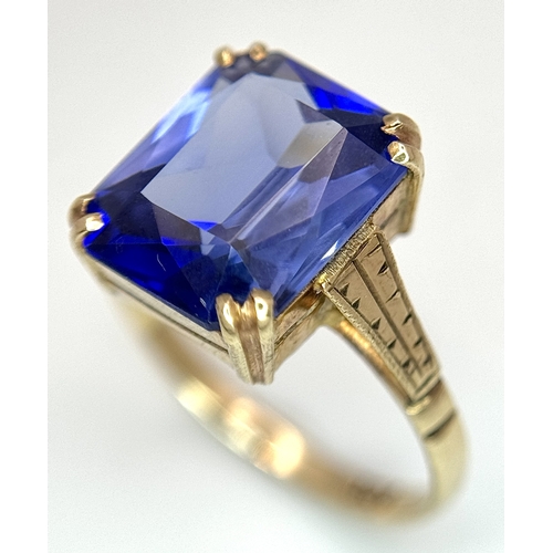 313 - A 9K YELLOW GOLD, BLUE STONE RING, 2.5G TOTAL WEIGHT, SIZE M. REF: SH1826I