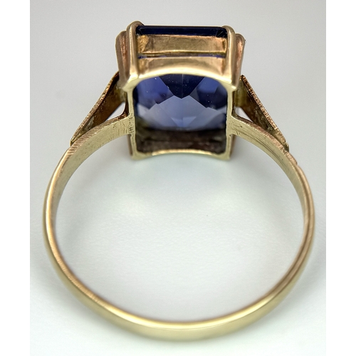 313 - A 9K YELLOW GOLD, BLUE STONE RING, 2.5G TOTAL WEIGHT, SIZE M. REF: SH1826I