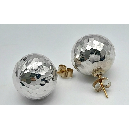 1302 - A Pair of 9K White Gold Disco Ball Large Stud Earrings! 3.82g. Ref: 676001