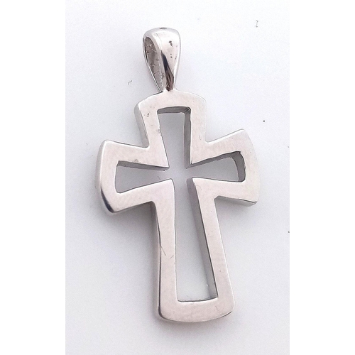 114 - AN 18K WHITE GOLD DIAMOND SET CROSS 1.5CM x 3CM, 3.8G TOTAL WEIGHT. Ref: SC 2048