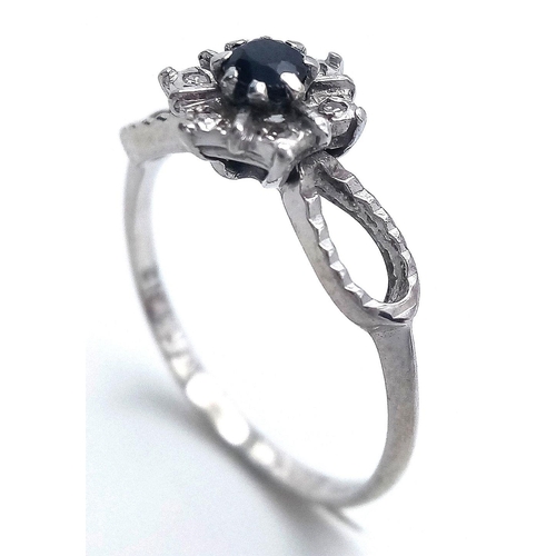 120 - AN 18K WHITE GOLD DIAMOND & SAPPHIRE RING 2.4G TOTAL WEIGHT, SIZE N 1/2. Ref: 9258