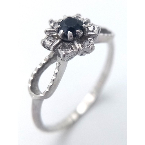 120 - AN 18K WHITE GOLD DIAMOND & SAPPHIRE RING 2.4G TOTAL WEIGHT, SIZE N 1/2. Ref: 9258