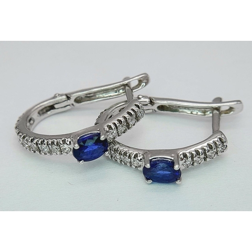 128 - A PAIR OF 18K WHITE GOLD DIAMOND & SAPPHIRE EARRINGS 1CM DIAMETER, 3.3G TOTAL WEIGHT. Ref: SC 2057