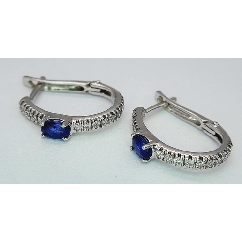 128 - A PAIR OF 18K WHITE GOLD DIAMOND & SAPPHIRE EARRINGS 1CM DIAMETER, 3.3G TOTAL WEIGHT. Ref: SC 2057