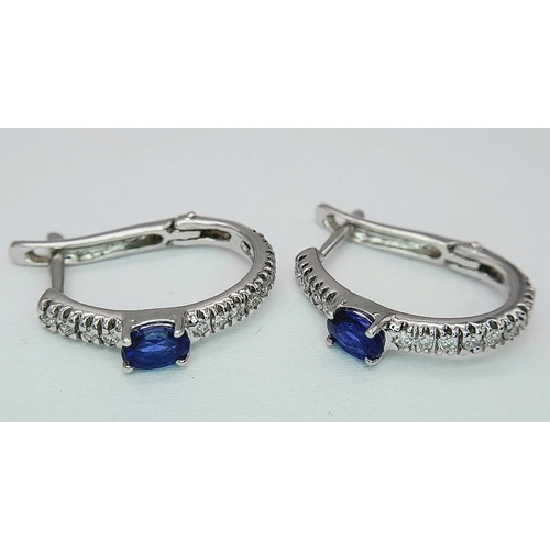 128 - A PAIR OF 18K WHITE GOLD DIAMOND & SAPPHIRE EARRINGS 1CM DIAMETER, 3.3G TOTAL WEIGHT. Ref: SC 2057