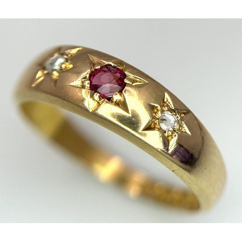 162 - AN 18K YELLOW GOLD ANTIQUE EDWARDIAN OLD CUT DIAMOND & RUBY THREE STONE RING 3G TOTAL WEIGHT, SIZE K... 