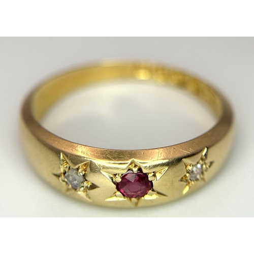 162 - AN 18K YELLOW GOLD ANTIQUE EDWARDIAN OLD CUT DIAMOND & RUBY THREE STONE RING 3G TOTAL WEIGHT, SIZE K... 