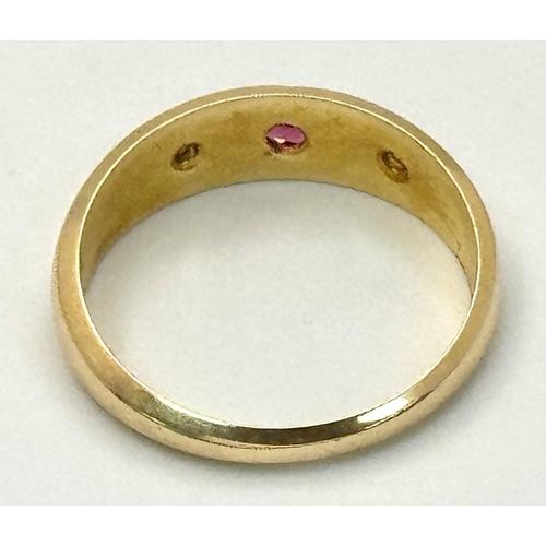 162 - AN 18K YELLOW GOLD ANTIQUE EDWARDIAN OLD CUT DIAMOND & RUBY THREE STONE RING 3G TOTAL WEIGHT, SIZE K... 