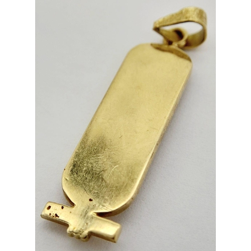 186 - AN 18K YELLOW GOLD HIEROGLYPHIC PENDANT, 1CM x 3CM, 2.9G TOTAL WEIGHT. REF: SH1848I