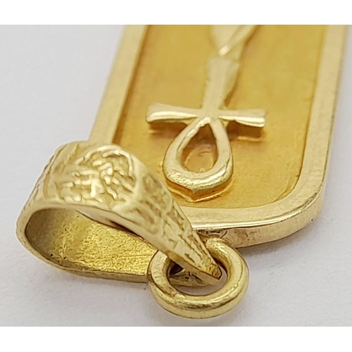 186 - AN 18K YELLOW GOLD HIEROGLYPHIC PENDANT, 1CM x 3CM, 2.9G TOTAL WEIGHT. REF: SH1848I