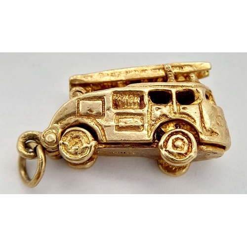 191 - A 9K YELLOW GOLD VINTAGE FIRE ENGINE / TRUCK CHARM WHICH OPENS AND ALSO HAS A LADDER THAT RISES 1.5C... 