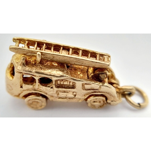 191 - A 9K YELLOW GOLD VINTAGE FIRE ENGINE / TRUCK CHARM WHICH OPENS AND ALSO HAS A LADDER THAT RISES 1.5C... 