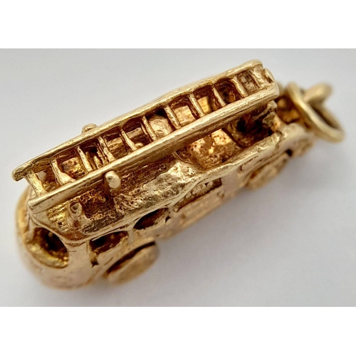 191 - A 9K YELLOW GOLD VINTAGE FIRE ENGINE / TRUCK CHARM WHICH OPENS AND ALSO HAS A LADDER THAT RISES 1.5C... 